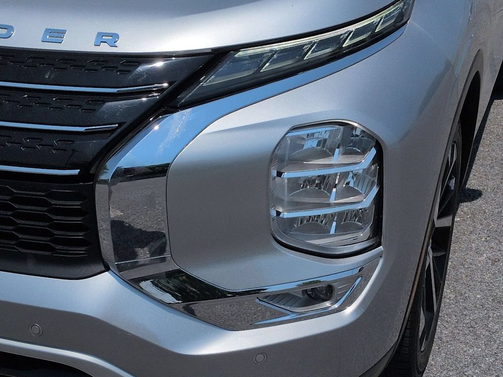 Thumbnail: 2023 Mitsubishi Outlander - 25