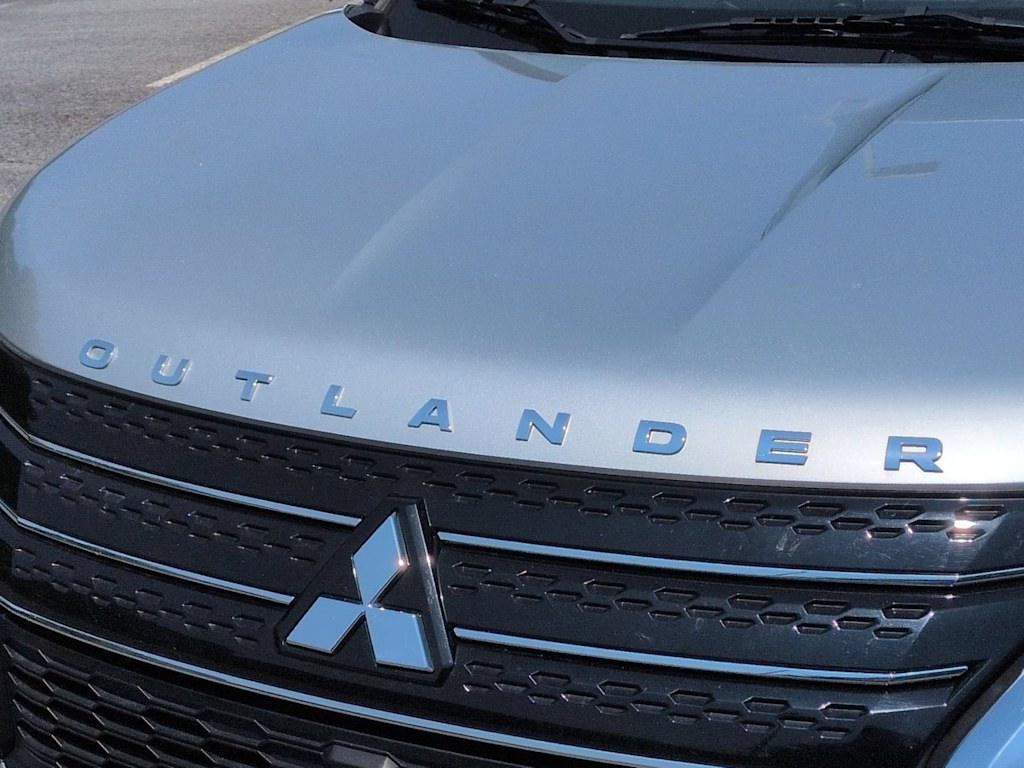 Thumbnail: 2023 Mitsubishi Outlander - 26
