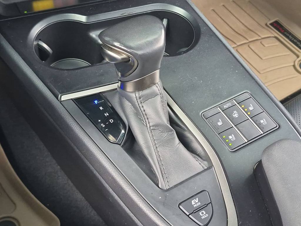 Thumbnail: 2024 Lexus UX - 16