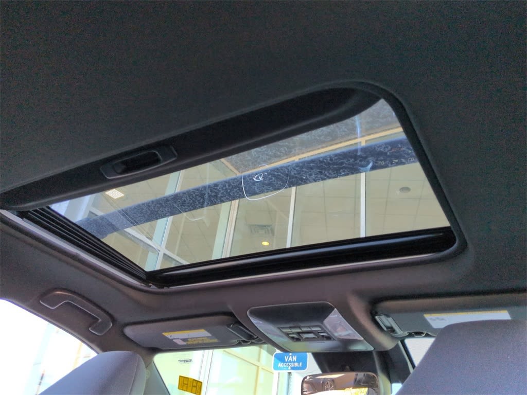 Thumbnail: 2022 Toyota RAV4 - 31