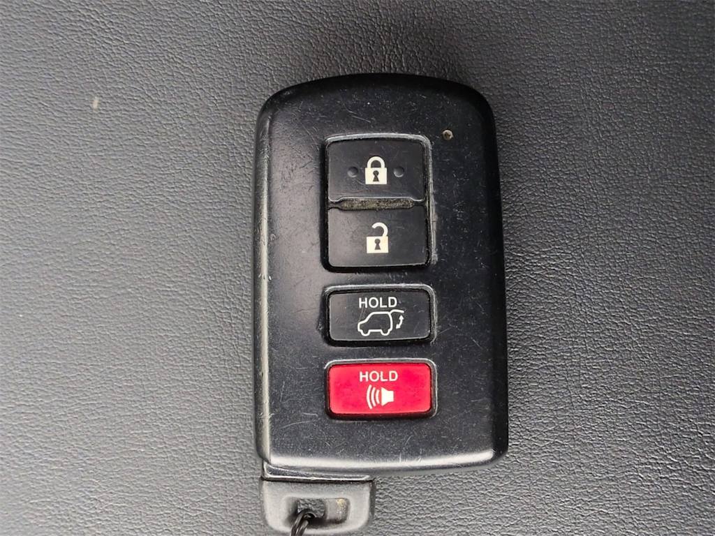 Thumbnail: 2016 Toyota RAV4 - 18