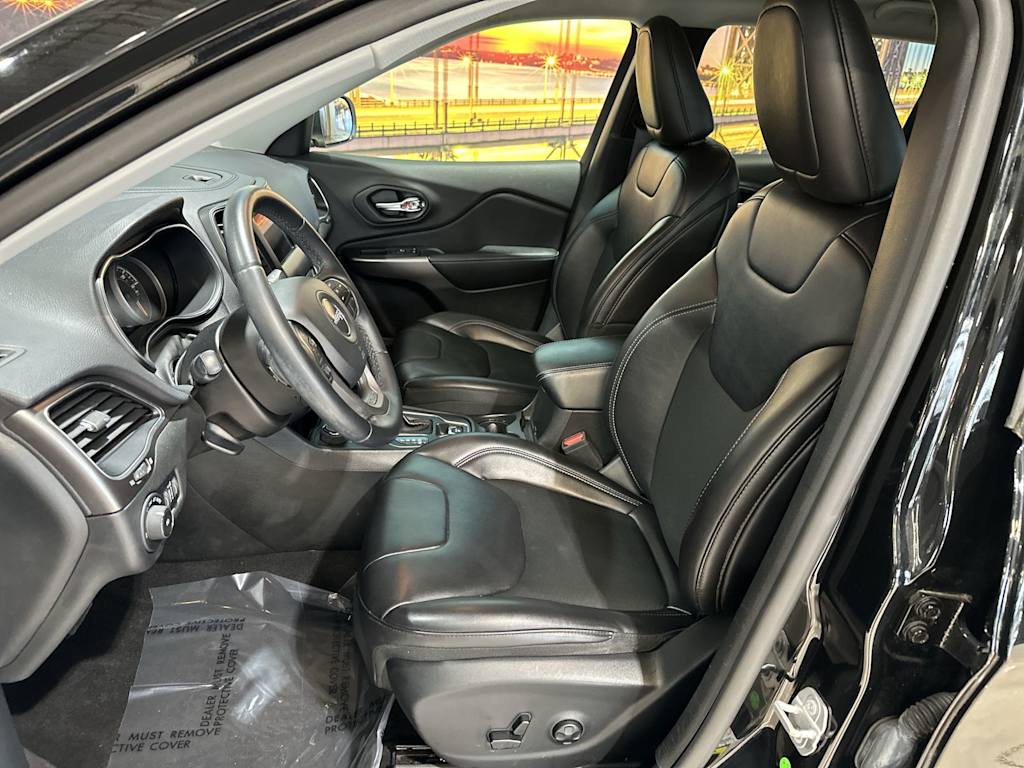 Thumbnail: 2019 Jeep Cherokee - 12