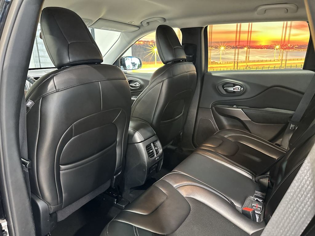 Thumbnail: 2019 Jeep Cherokee - 13