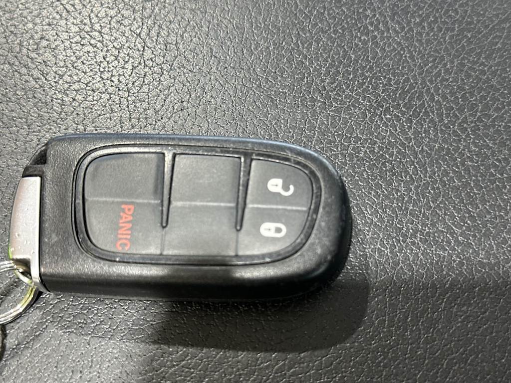 Thumbnail: 2019 Jeep Cherokee - 17