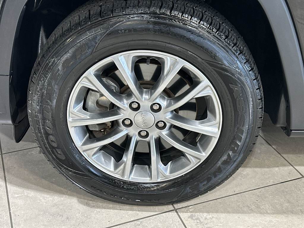 Thumbnail: 2019 Jeep Cherokee - 8