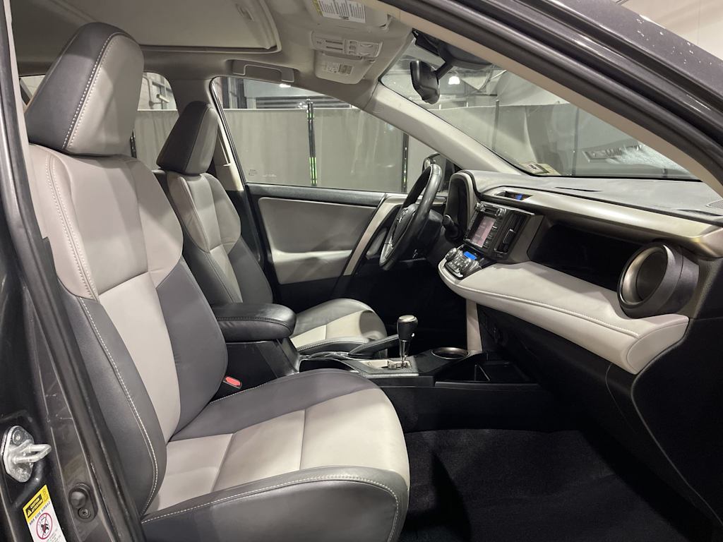 Thumbnail: 2015 Toyota RAV4 - 32