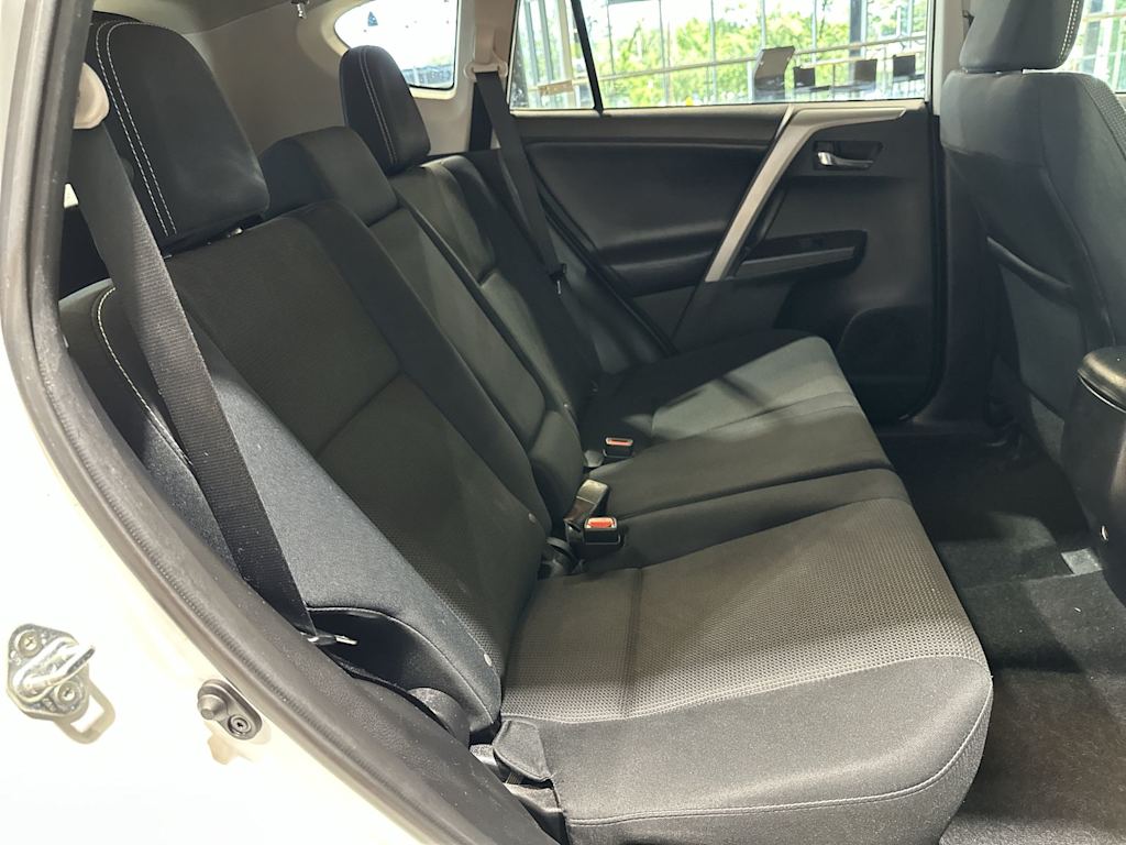 Thumbnail: 2018 Toyota RAV4 - 32