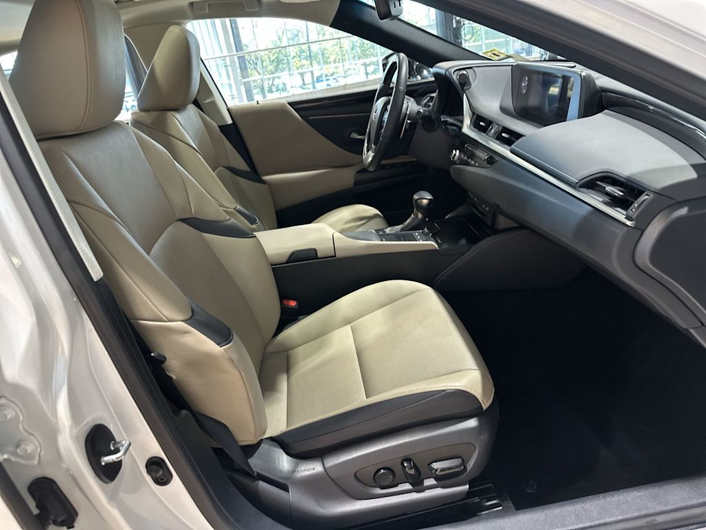 Thumbnail: 2021 Lexus ES - 12