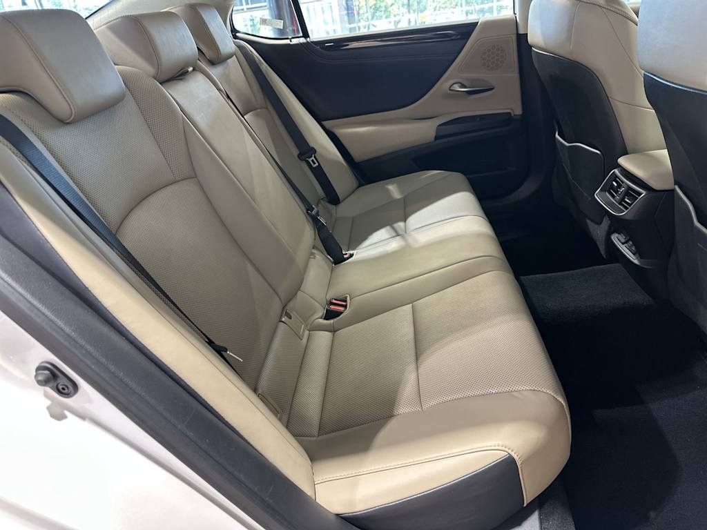 Thumbnail: 2021 Lexus ES - 33