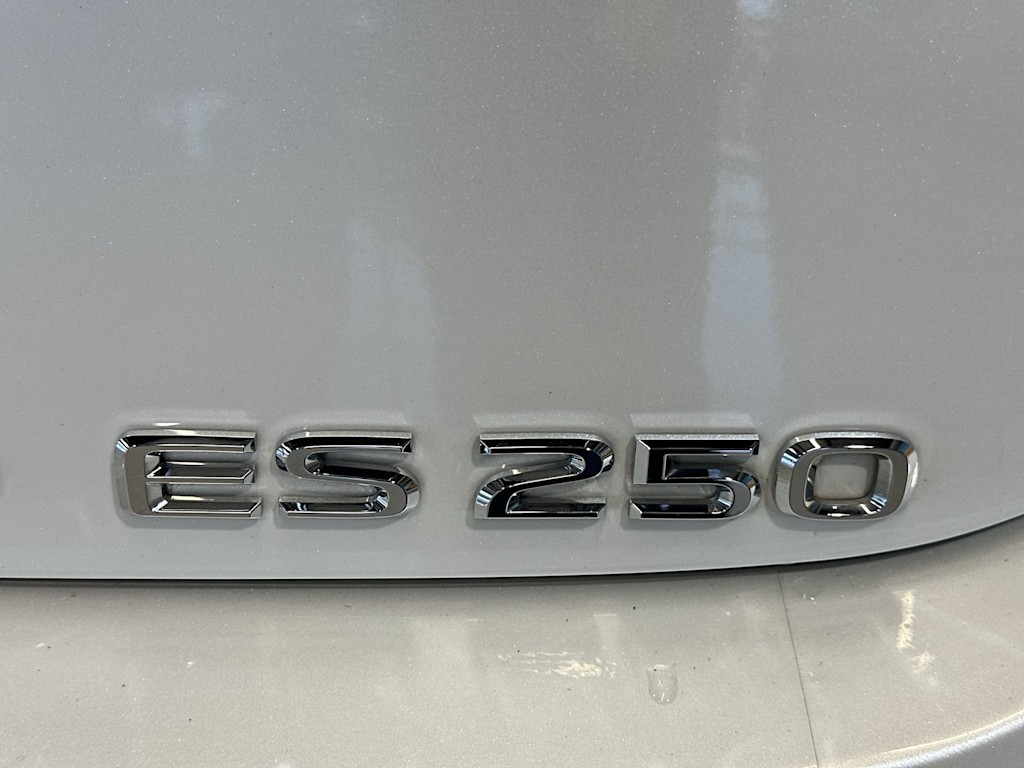 Thumbnail: 2021 Lexus ES - 32