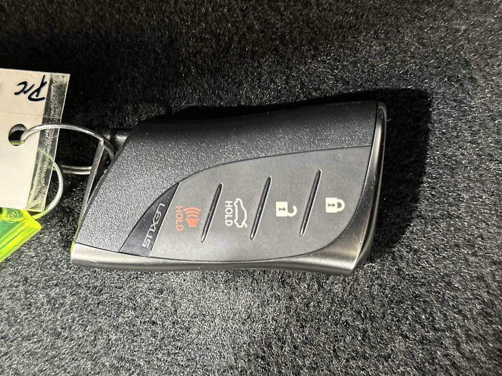 Thumbnail: 2021 Lexus ES - 19