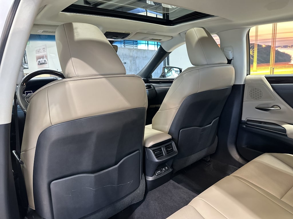 Thumbnail: 2021 Lexus ES - 13