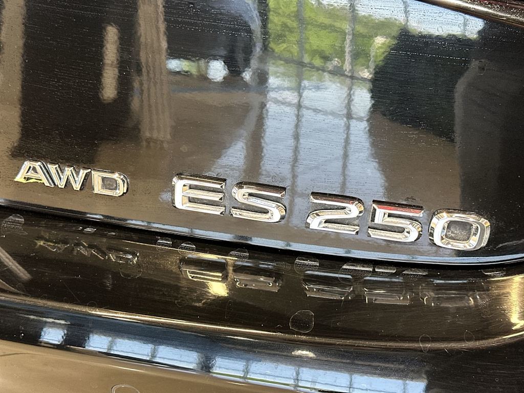 Thumbnail: 2023 Lexus ES - 31