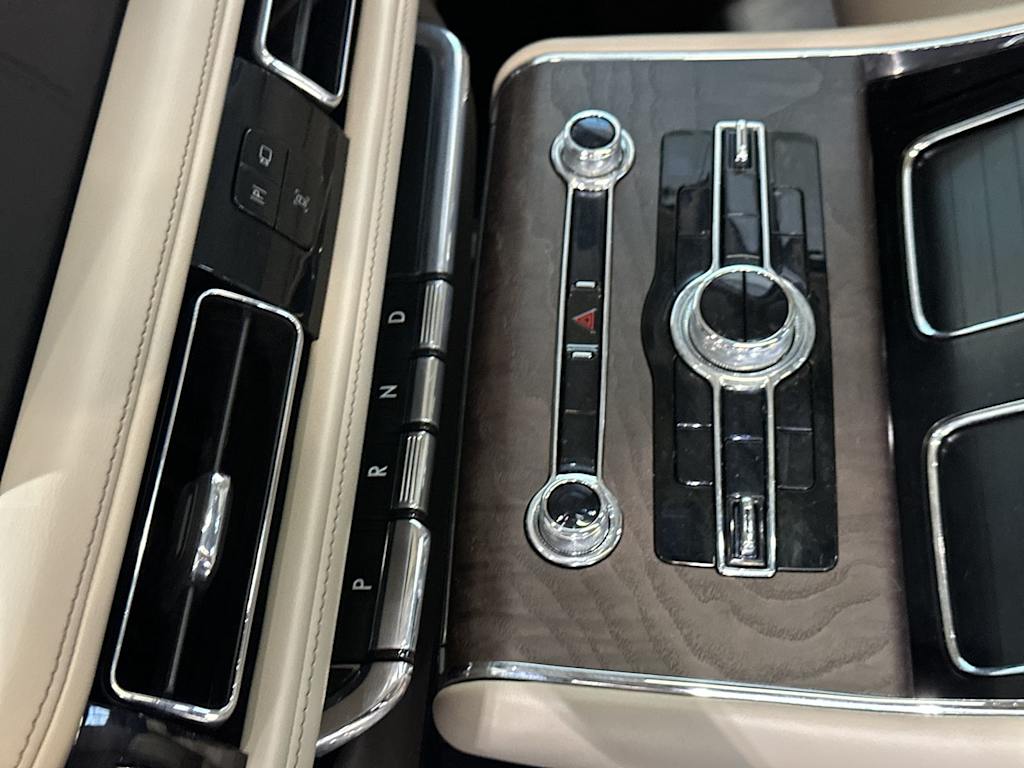 Thumbnail: 2020 Lincoln Aviator - 32