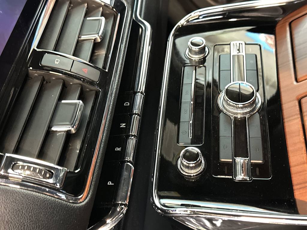 Thumbnail: 2018 Lincoln Navigator - 33