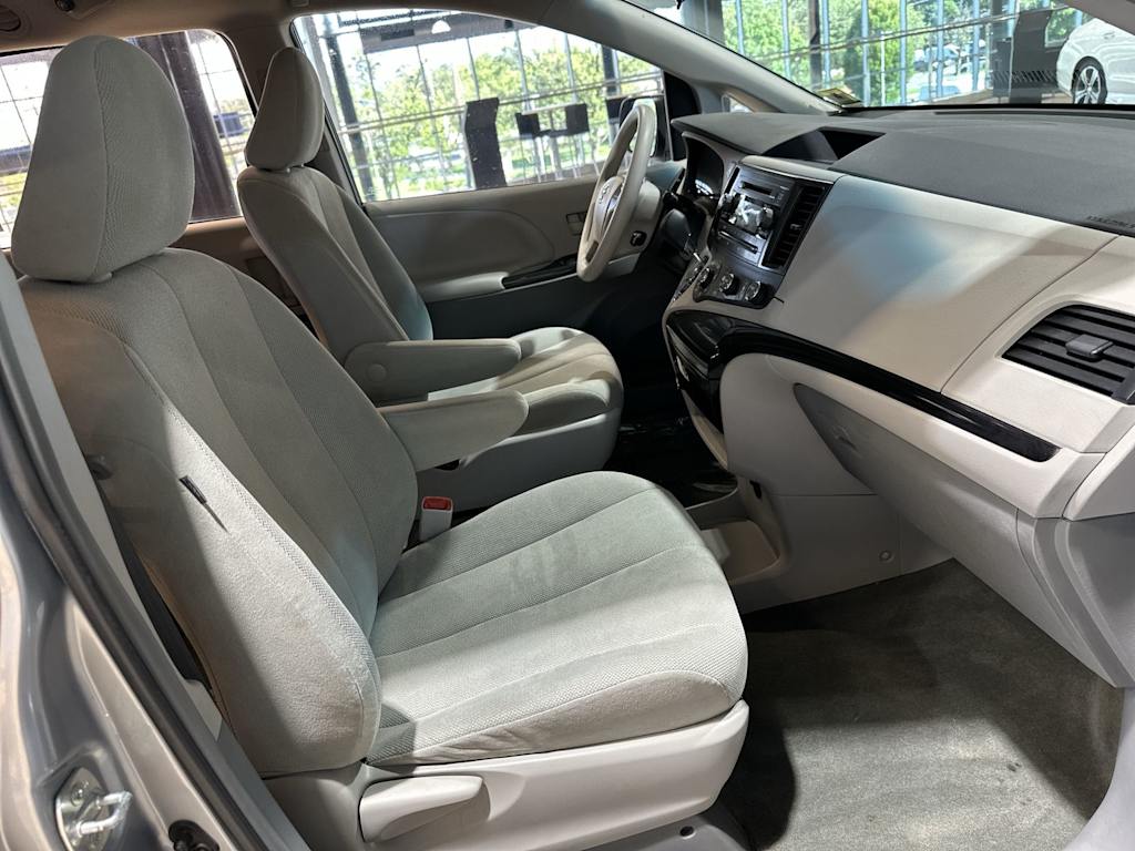 Thumbnail: 2014 Toyota Sienna - 11