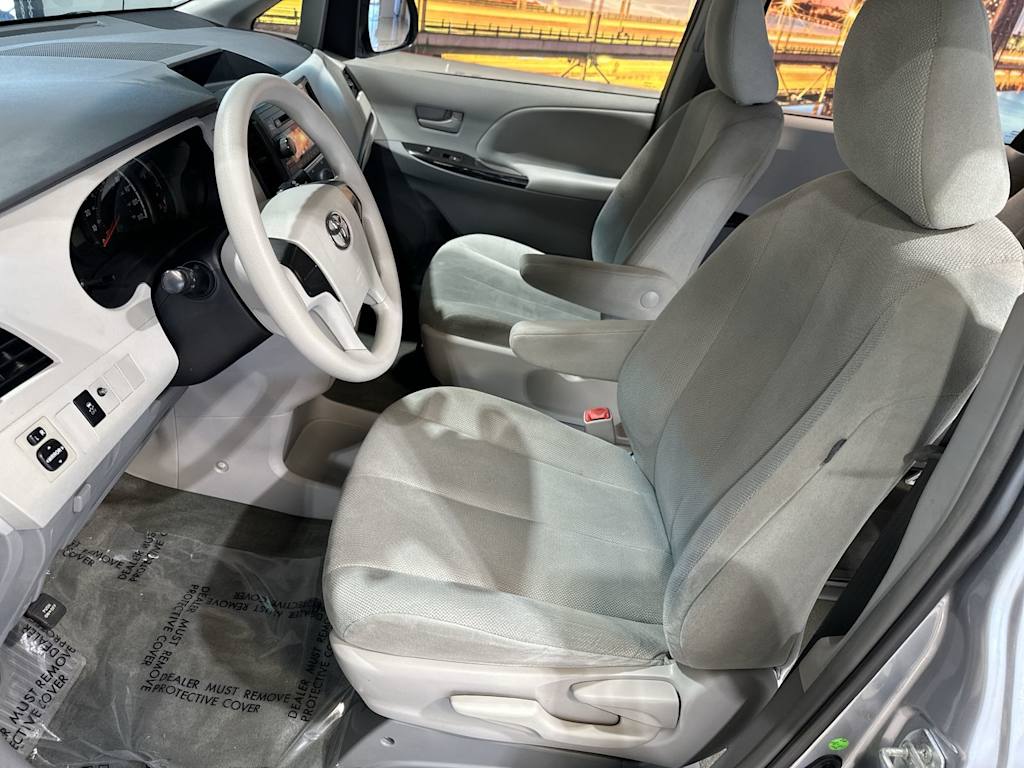 Thumbnail: 2014 Toyota Sienna - 10