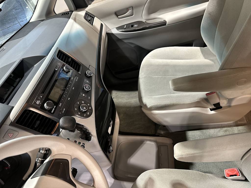 Thumbnail: 2014 Toyota Sienna - 14