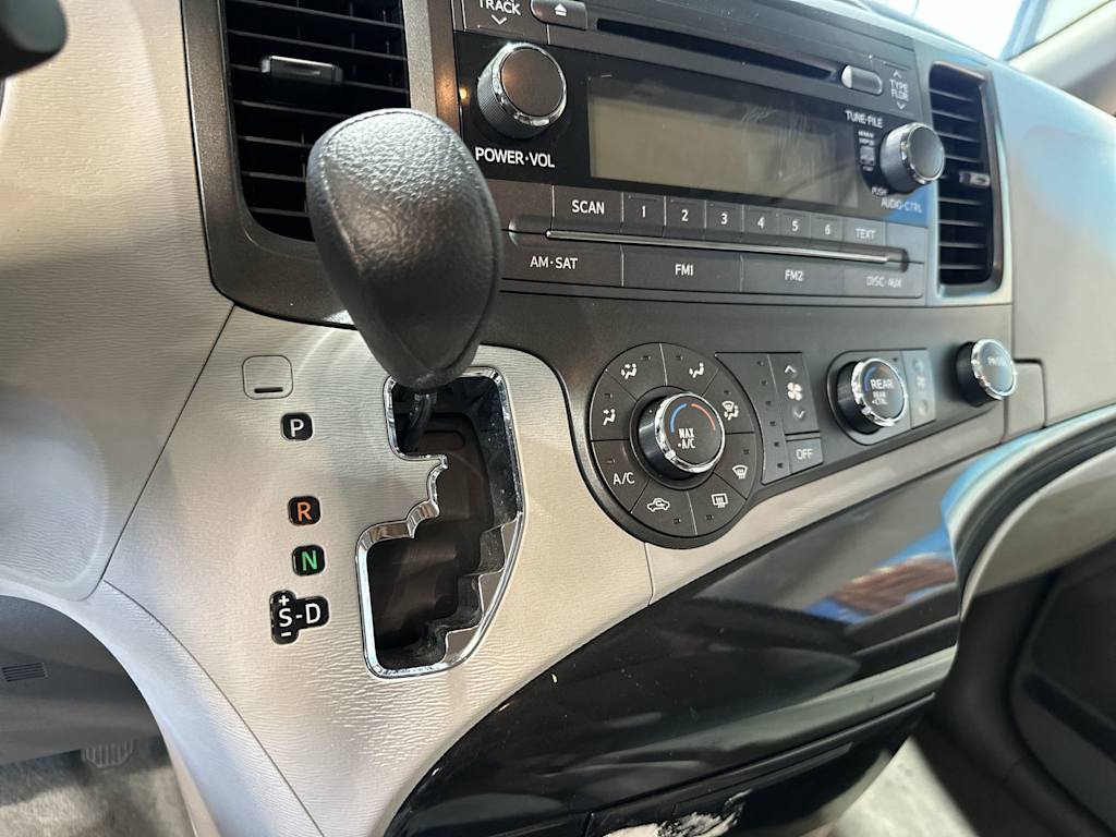 Thumbnail: 2014 Toyota Sienna - 15