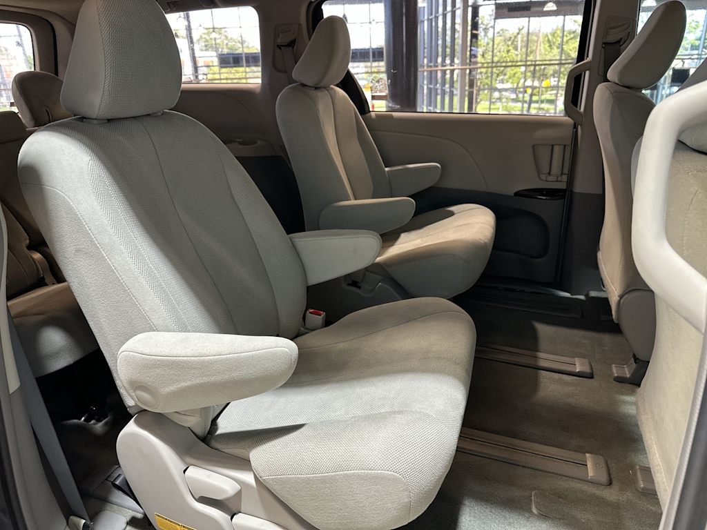 Thumbnail: 2014 Toyota Sienna - 32