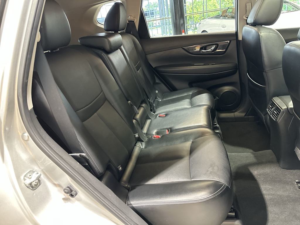 Thumbnail: 2018 Nissan Rogue - 32
