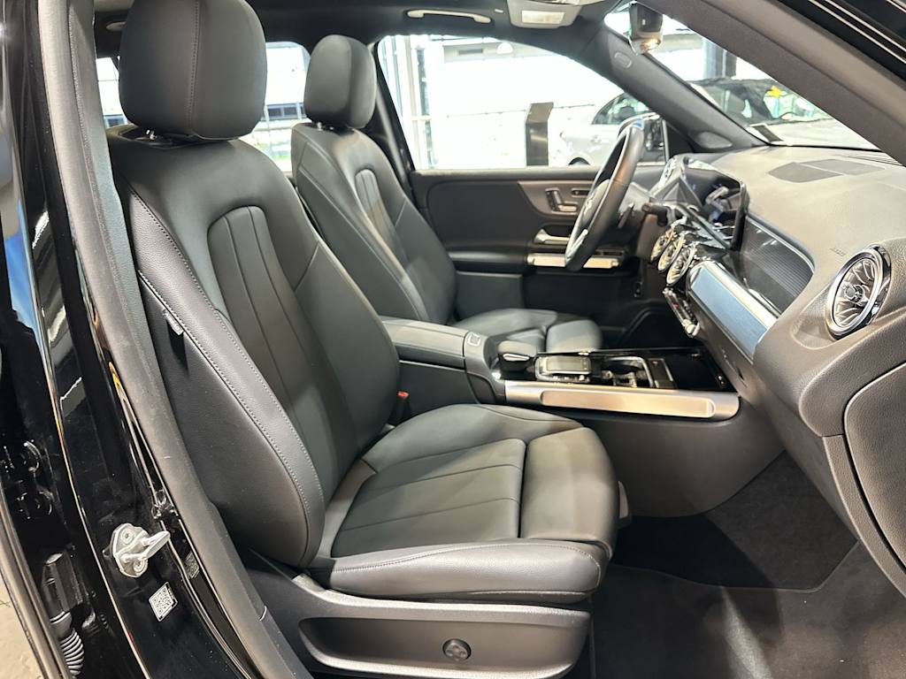 Thumbnail: 2022 Mercedes-Benz GLB - 32