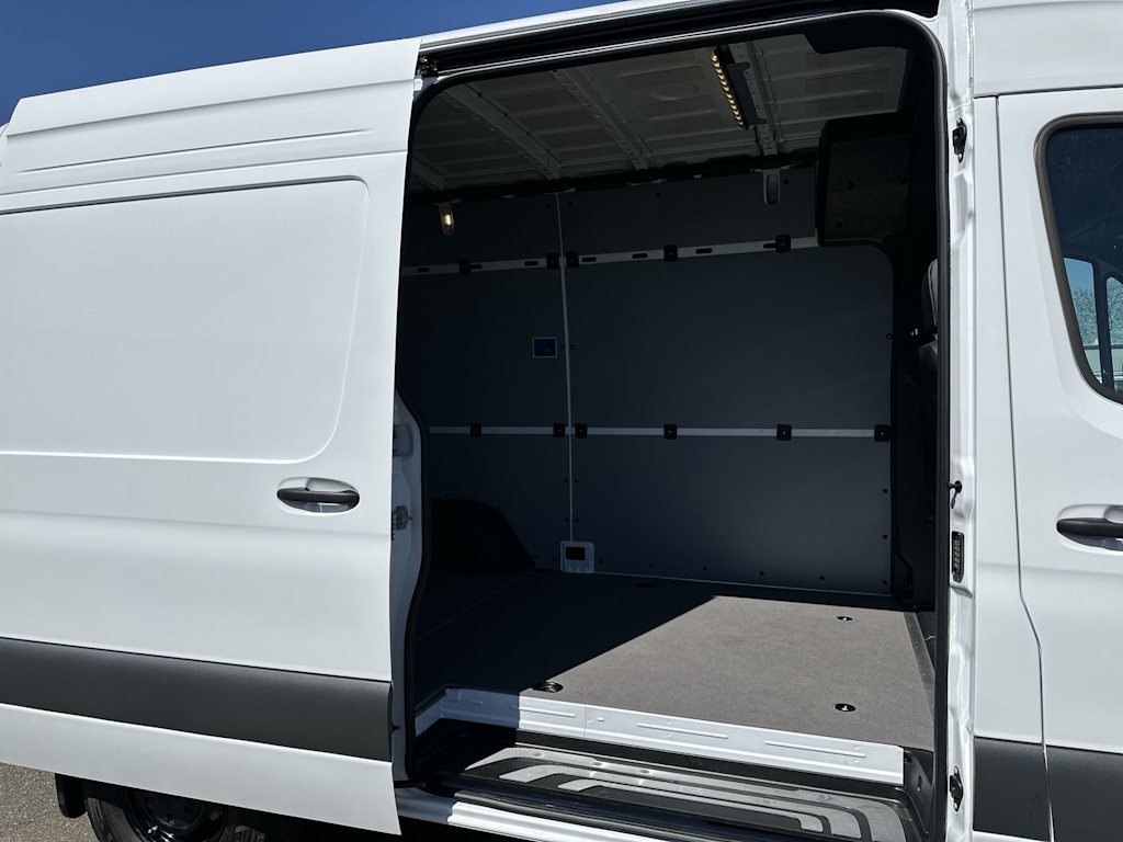 Thumbnail: 2025 Mercedes-Benz Sprinter - 12