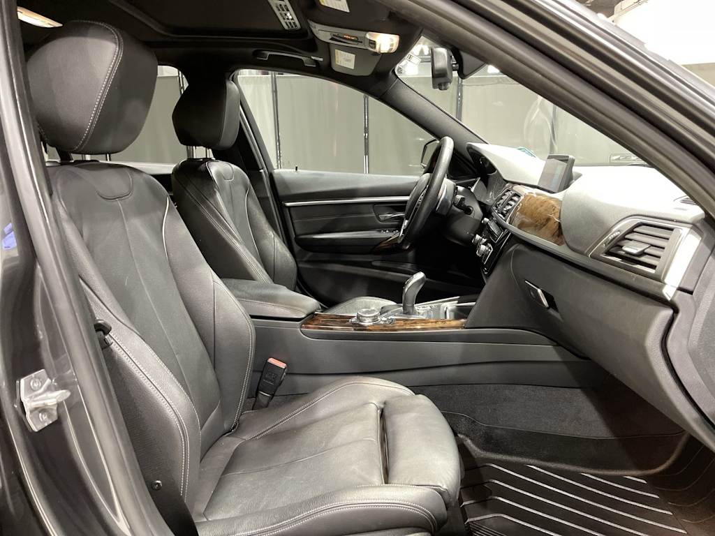 Thumbnail: 2016 BMW 3 Series - 33