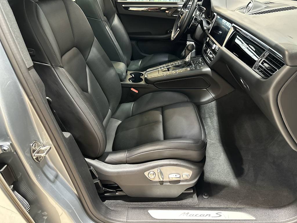 Thumbnail: 2020 Porsche Macan - 32