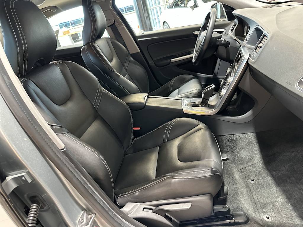 Thumbnail: 2017 Volvo S60 - 32