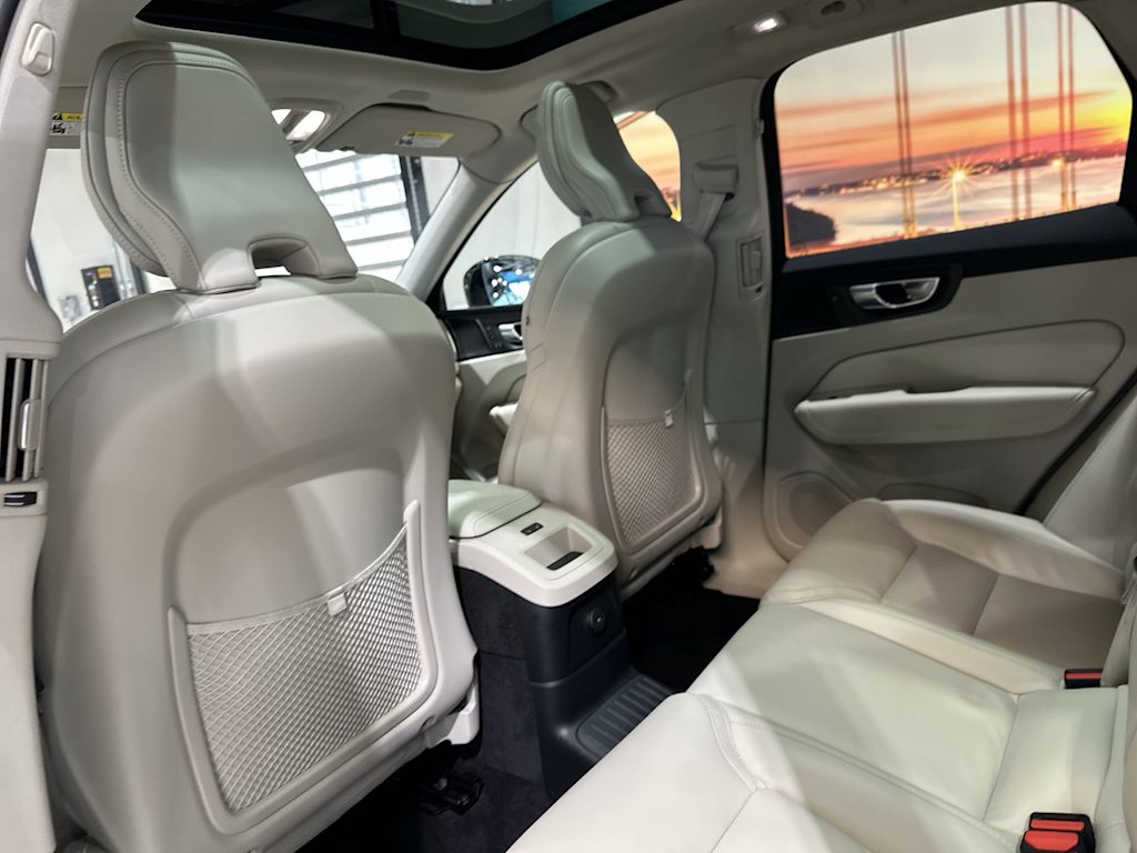 Thumbnail: 2025 Volvo XC60 - 13
