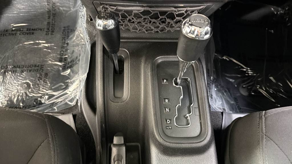 Thumbnail: 2015 Jeep Wrangler - 16