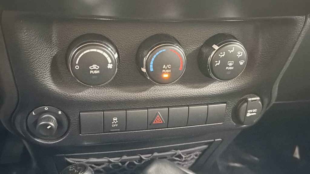 Thumbnail: 2016 Jeep Wrangler - 27