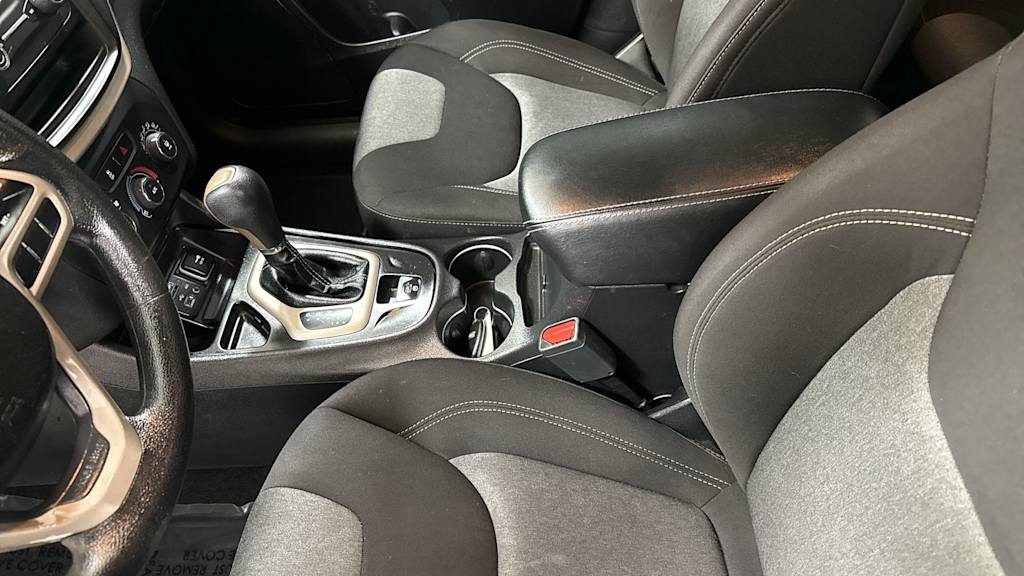 Thumbnail: 2017 Jeep Cherokee - 28