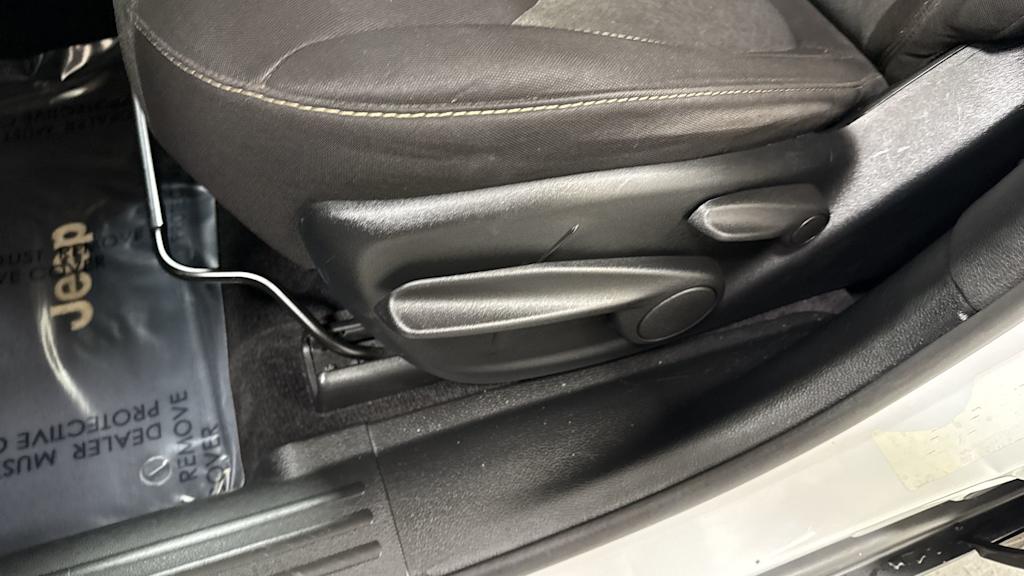 Thumbnail: 2017 Jeep Cherokee - 24