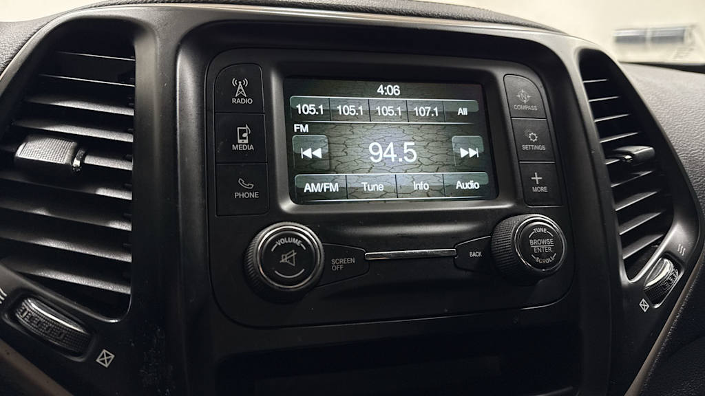 Thumbnail: 2017 Jeep Cherokee - 14