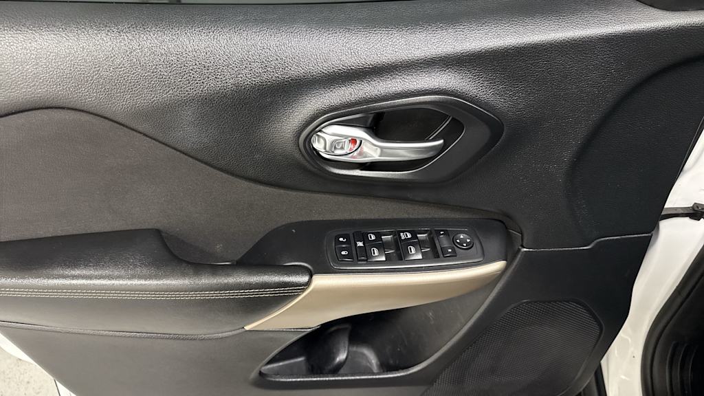 Thumbnail: 2017 Jeep Cherokee - 25