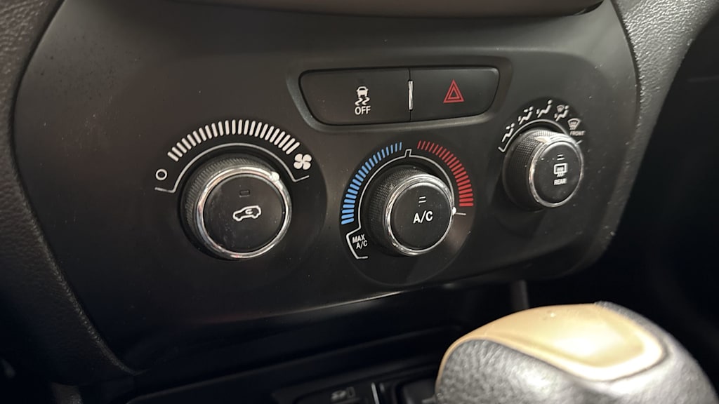 Thumbnail: 2017 Jeep Cherokee - 27