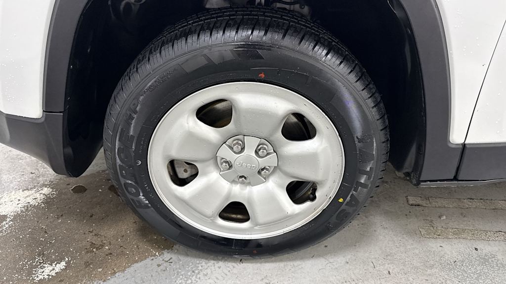 Thumbnail: 2017 Jeep Cherokee - 7