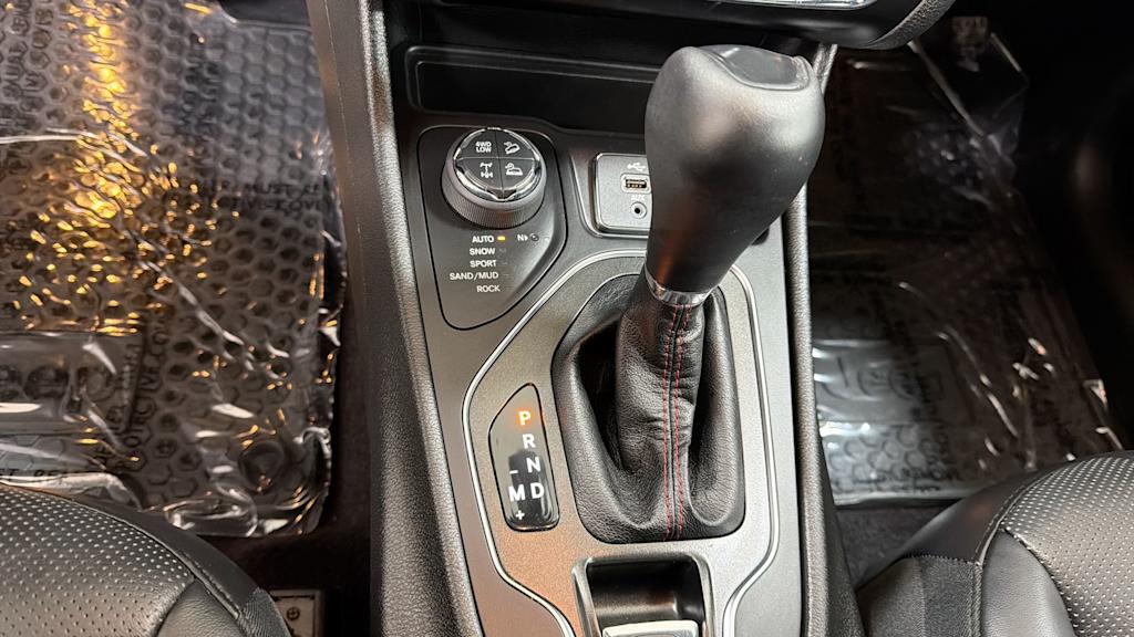 Thumbnail: 2019 Jeep Cherokee - 15