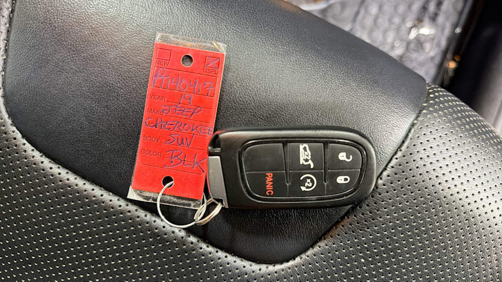 Thumbnail: 2019 Jeep Cherokee - 18