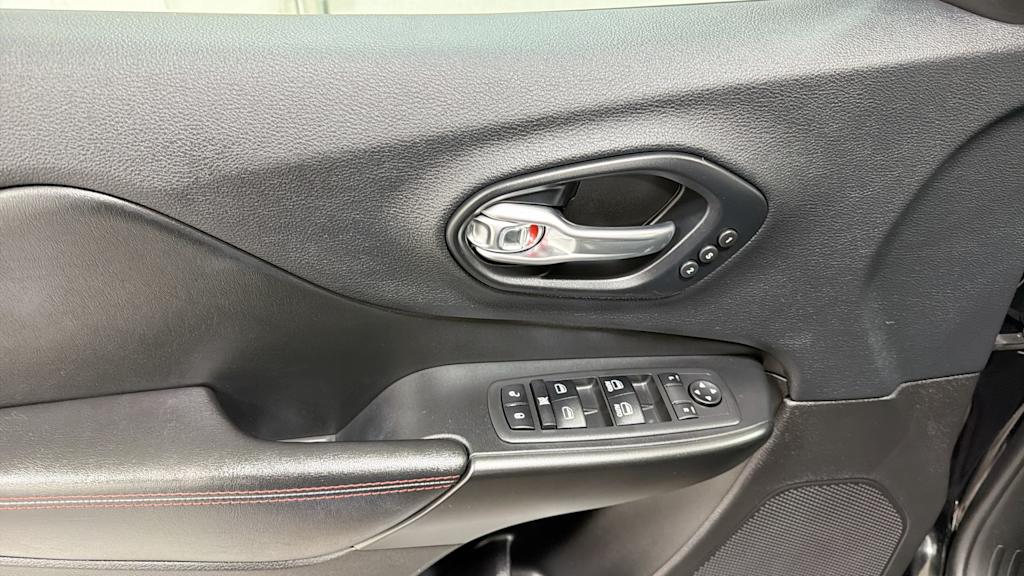 Thumbnail: 2019 Jeep Cherokee - 25