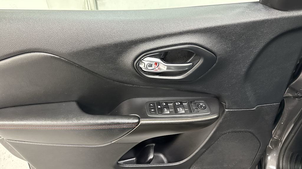 Thumbnail: 2020 Jeep Cherokee - 26