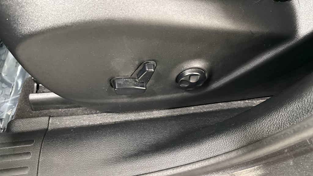 Thumbnail: 2020 Jeep Cherokee - 25