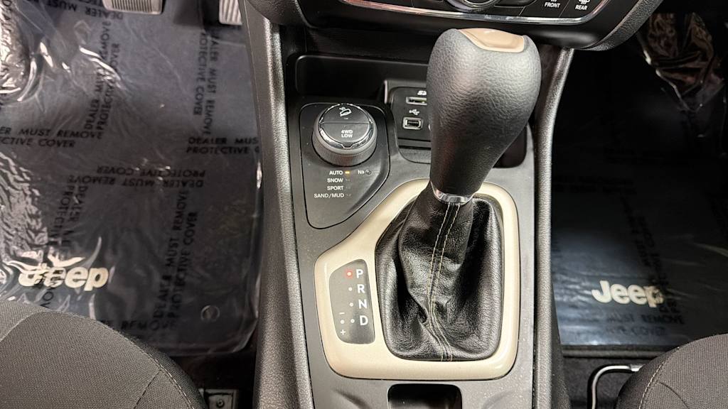 Thumbnail: 2017 Jeep Cherokee - 16
