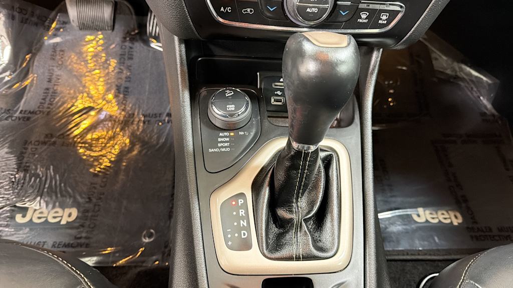 Thumbnail: 2015 Jeep Cherokee - 16