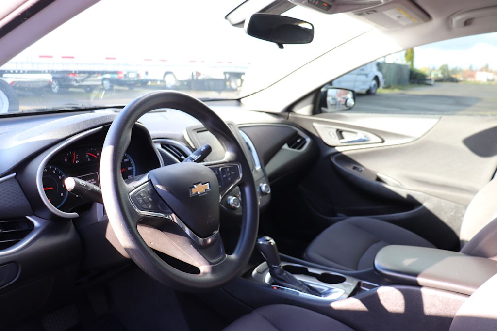 Thumbnail: 2018 Chevrolet Malibu - 2