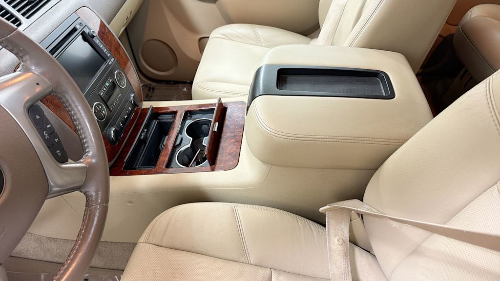 Thumbnail: 2010 Chevrolet Tahoe - 17