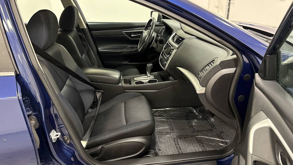 Thumbnail: 2017 Nissan Altima - 11