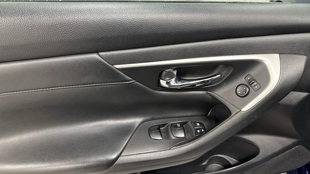 Thumbnail: 2017 Nissan Altima - 27